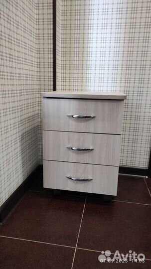 Тумба с выкатными ящиками