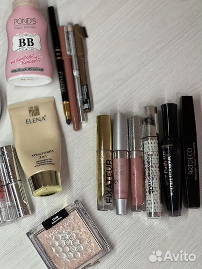 Набор косметики и кистей