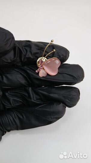 Розовая бабочка с кристаллами