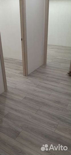 Укладка напольных покрытий, монтаж плинтусов