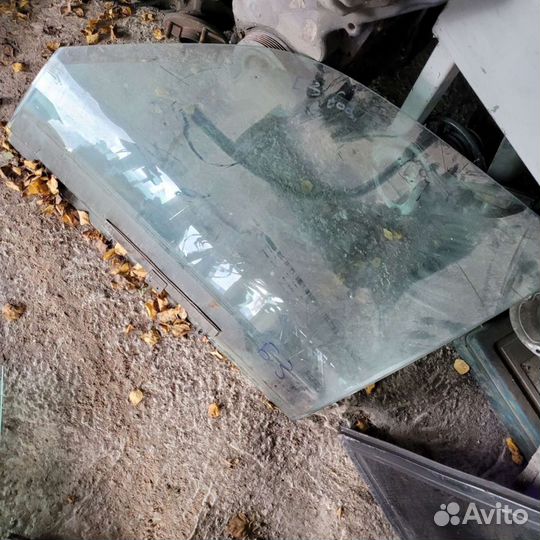 Стекло боковое переднее на фольксваген б3