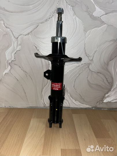 Правый амортизатор тойоты королла Е120