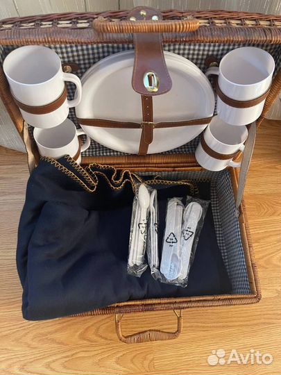 Набор для пикника в чемодане из ротанга 4 персоны