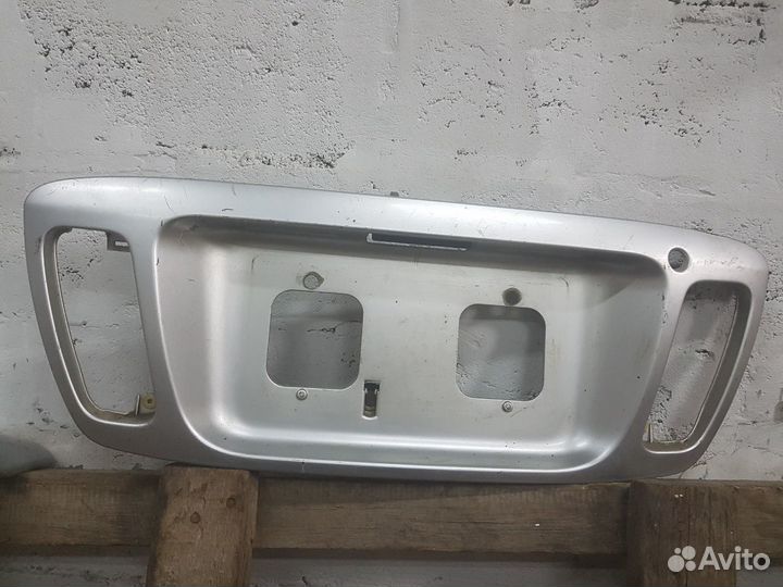 Спойлер и вставку в багажник на тойоту надя