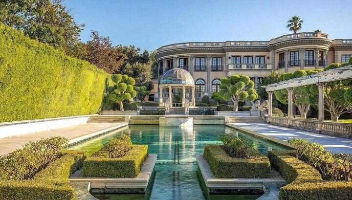 Дом 1100 м² на участке 95 сот.