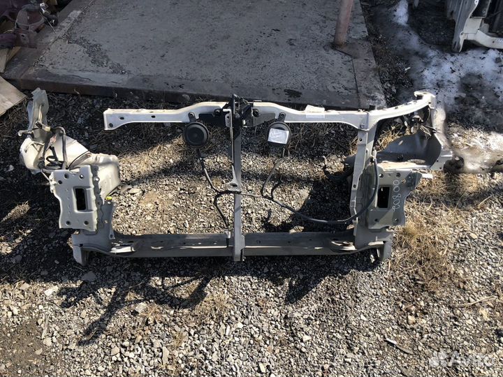 Панель/рамка радиатора Toyota Avensis AZT250