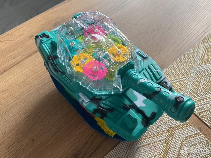 Танк музыкальный световой сам едет игрушка