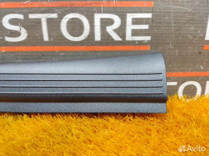 Накладка на порог салона задняя правая