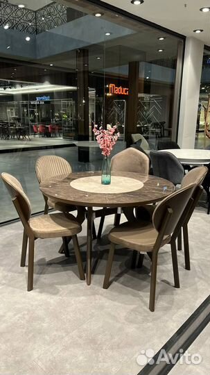 Обеденный стол и стулья