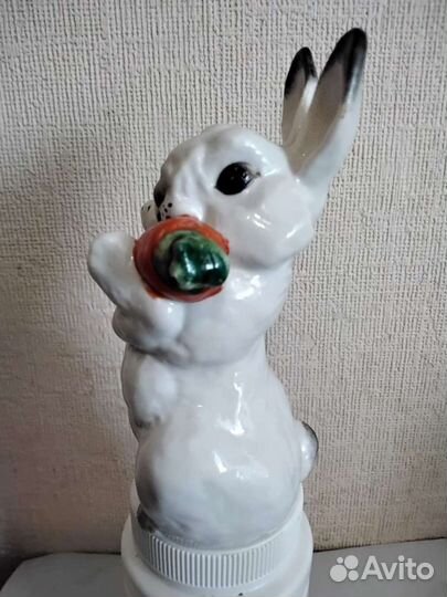 Статуэтки «Заяц с морковкой» 