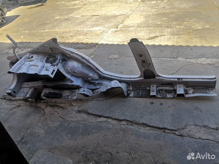 Стойка кузова центральная левая BMW 5 G30/G31 2019