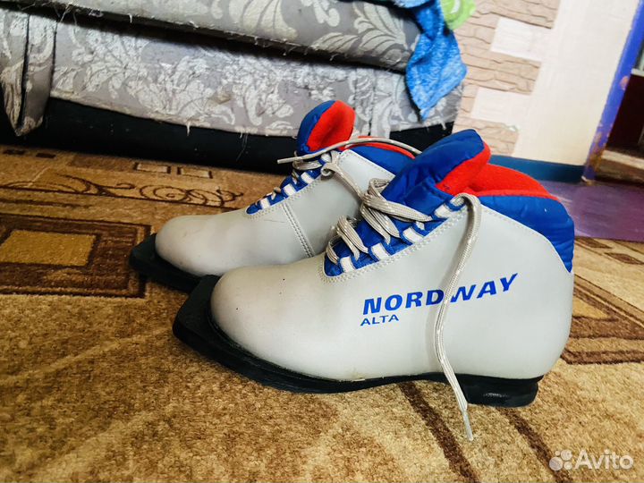 Лыжные ботинки вместе с лыжами