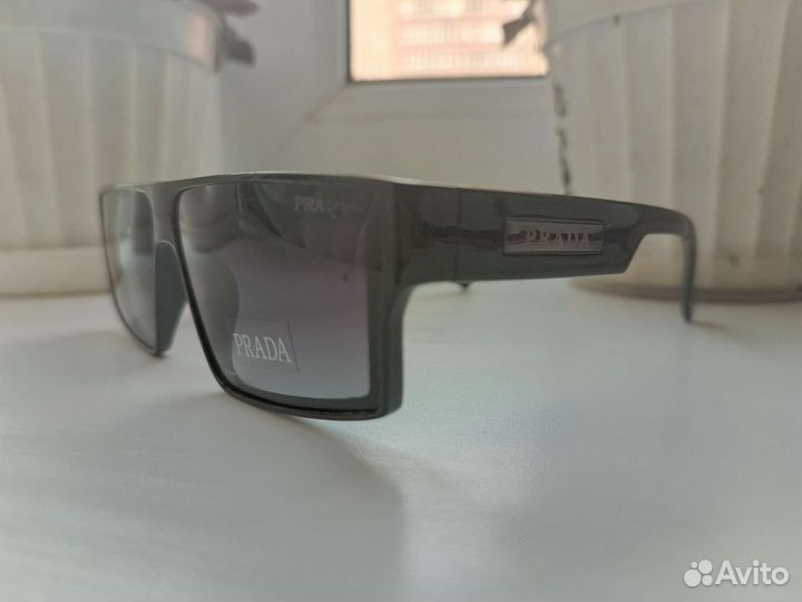 Солнцезащитные очки prada