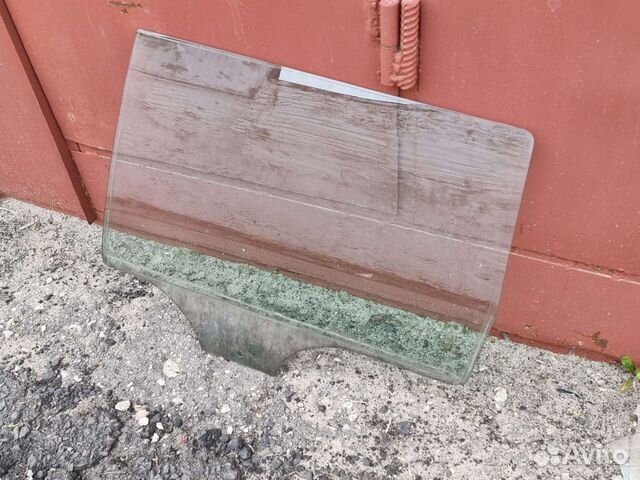 Стекло задней левой двери Пассат Б-5+ универсал