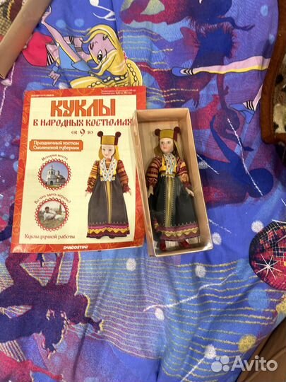 Фарфоровые куклы в разных народных костюмах