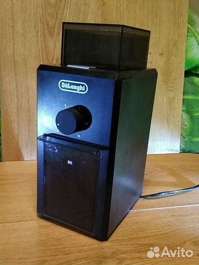 Жерновая кофемолка DeLonghi KG79