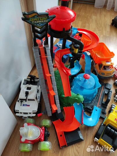 Много игрушек hot wheels