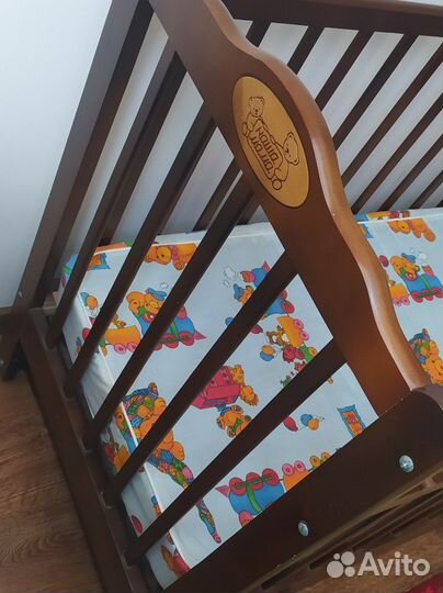 Детская кроватка с маятником и ящиком
