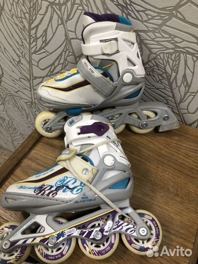 Ролики, роликовые коньки, и шлем reaction