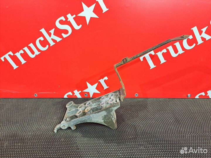 Кронштейн бампера левый