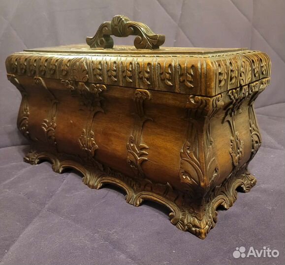 Старинный резной сундук