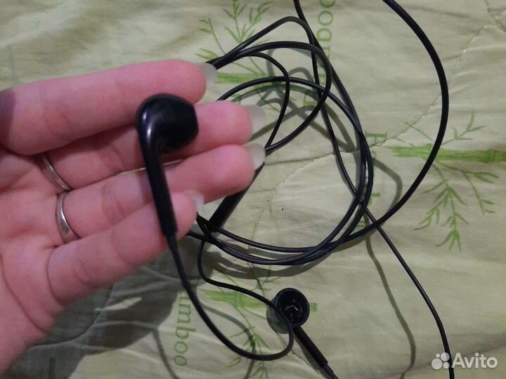Сломанные наушники (правый работает)
