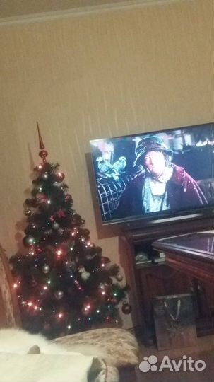 Елка искусственная и игрушки на елку