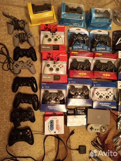 Различные геймпады и аксессуары для консолей