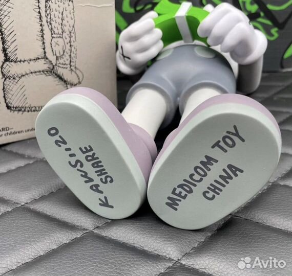 Игрушка Kaws с деньгами