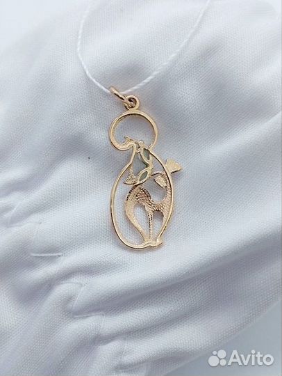 Золотая подвеска с камнем