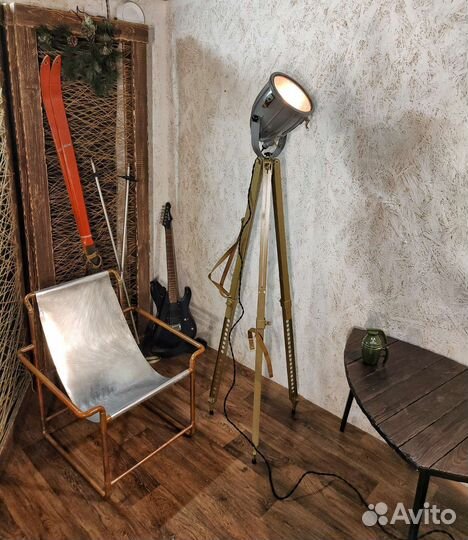 Прожектор на штативе