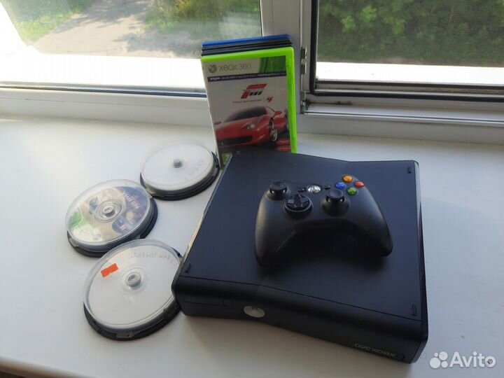 Xbox 360 slim 4gb + джостик + много игр