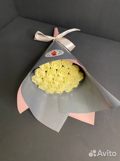 Композиция из 19 белых роз