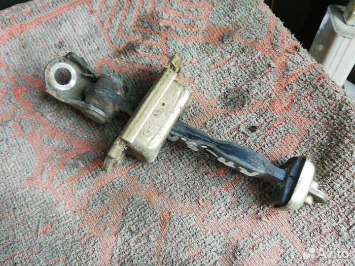 Ограничитель двери Ниссан Премьера Комфорт Р11