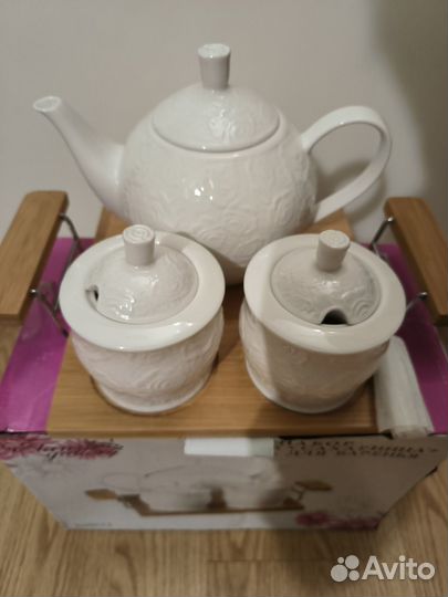 Набор чайник, сахарница, банка для варенья