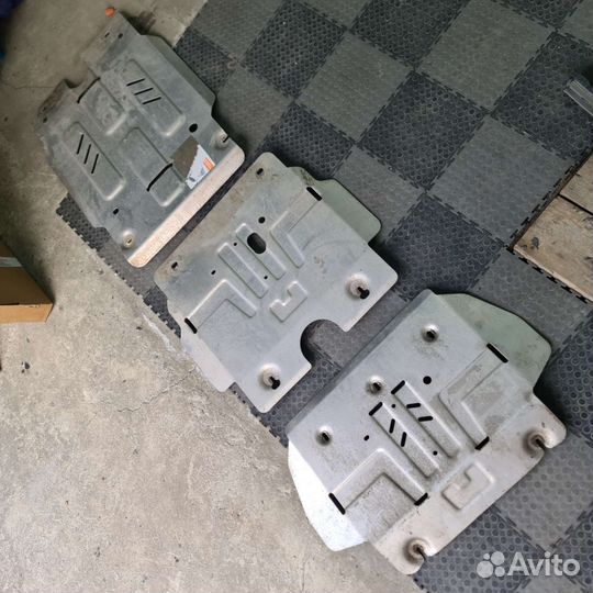 Бампер передний оригинальный на Toyota Hilux 21+