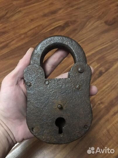 Навесной замок старинный