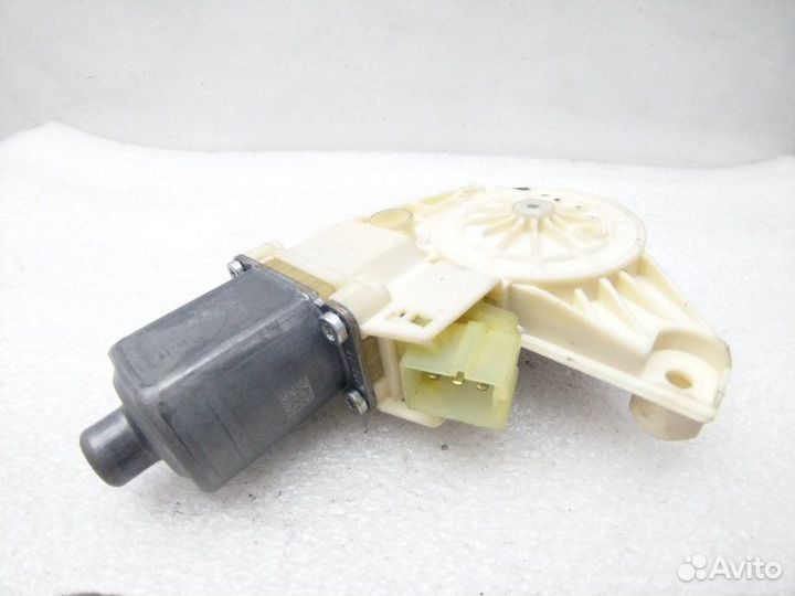 Моторчик стеклоподъемника задний левый