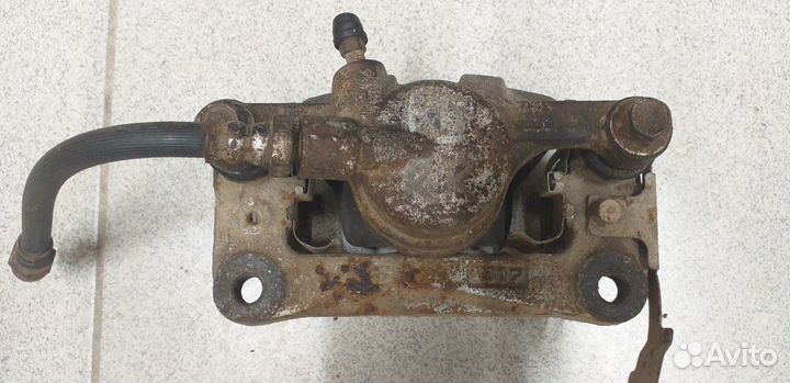 Суппорт Mitsubishi Delica, правый задний