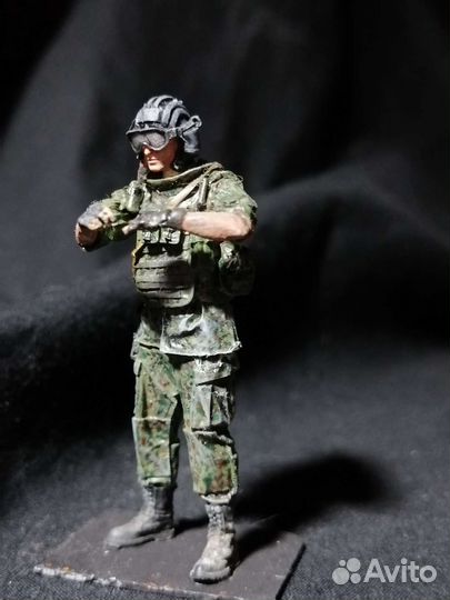 Фигурка из смолы 1/35 российский танкист