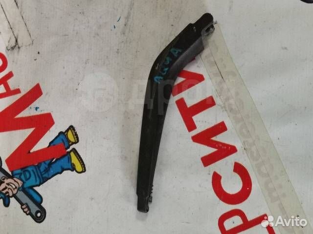 Дворник двери багажника Toyota Aqua NHP10