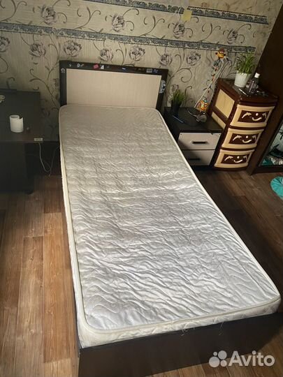 Кровать односпальная с матрасом