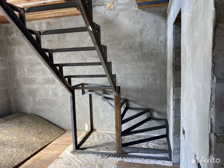Лестница металлическая на второй этаж в дом