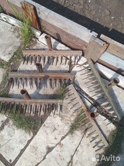Садовый инвентарь, лопата, грабли, вилы, тяпка
