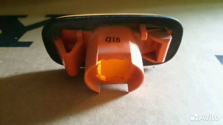 Фонарь указателя поворота на крыле Nissan Cefiro A