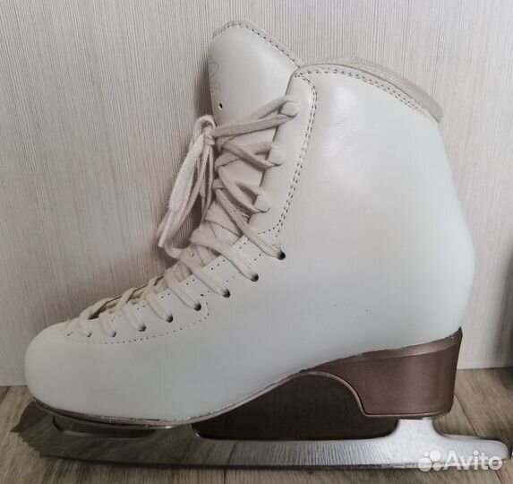 Профессиональные фигурные коньки edea 255