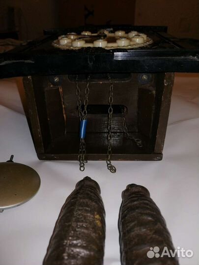 Старинные настенные часы с кукушкой