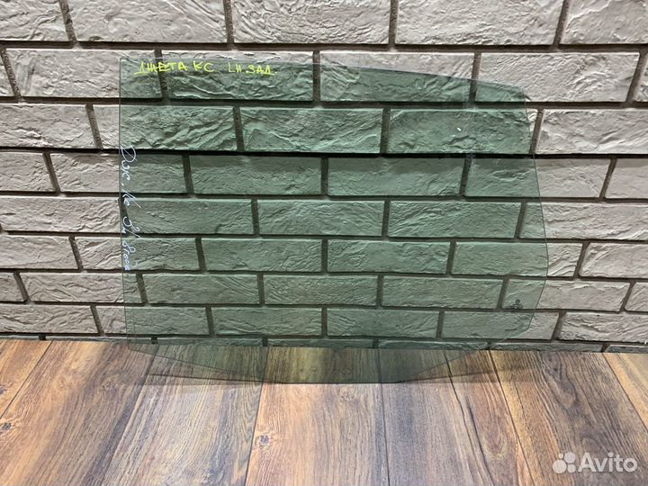 Volkswagen Jetta 5 Стекло двери задней левой