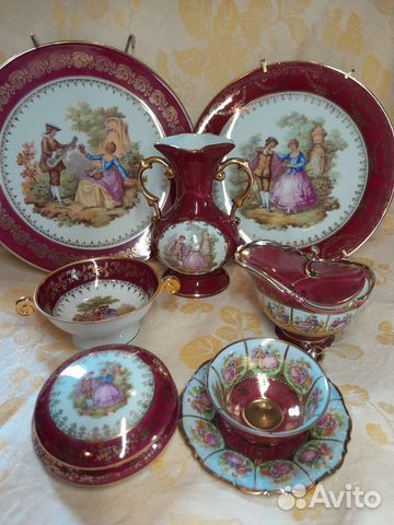 Фарфор с галантными сценами в цвете бордо