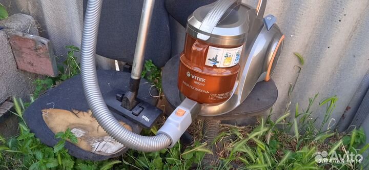 Пылесос Vitek-1800w, аква-колба, комплект, идеал